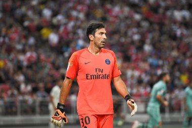 Kallang-Singapur-28Jul2018: Gianluigi Buffon # 30 PSG oyuncusu icc2018 'de Paris Saint-Almanya Ulusal Stadyumu, Singapur' daki cephaneliğe karşı savaşıyor.