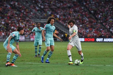 Kallang-Singapur-28Jul2018: Adrien kuduz # 25 PSG oyuncusu Buz 2018 'de Paris Saint-Alman Ulusal Stadyumu, Singapur' daki cephaneliğe karşı savaşıyor
