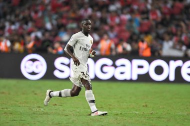 Kallang-Singapur-28Jul2018: Stanley nsoki # 34 PSG oyuncusu buz 2018 'de Paris Saint-Almanya' daki ulusal stadyumdaki cephaneliğe karşı savaşıyor.
