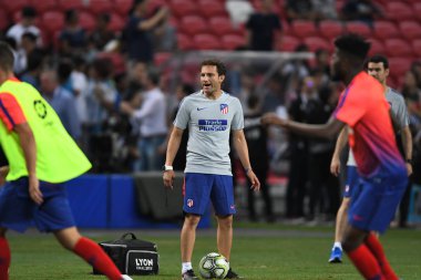 Kallang-Singapur - 30 jul 2018: personel Atletico Madrid icc2018 karşı Atletico madrid, paris saint-Alman Ulusal Stadyumu'nda, Singapur arasında sırasında ısınması