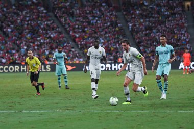 Kallang-Singapur-28Jul2018: Adrien kuduz # 25 PSG oyuncusu Buz 2018 'de Paris Saint-Alman Ulusal Stadyumu, Singapur' daki cephaneliğe karşı savaşıyor
