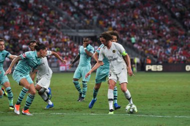 Kallang-Singapur-28Jul2018: Adrien kuduz # 25 PSG oyuncusu Buz 2018 'de Paris Saint-Alman Ulusal Stadyumu, Singapur' daki cephaneliğe karşı savaşıyor