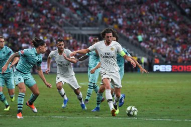 Kallang-Singapur-28Jul2018: Adrien kuduz # 25 PSG oyuncusu Buz 2018 'de Paris Saint-Alman Ulusal Stadyumu, Singapur' daki cephaneliğe karşı savaşıyor