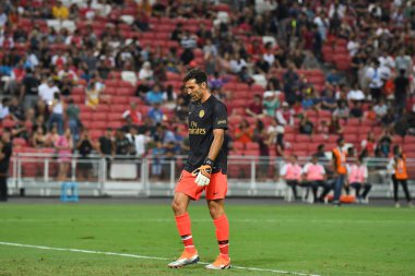 Kallang-Singapur-28Jul2018: Gianluigi Buffon # 30 PSG oyuncusu icc2018 'de Paris Saint-Almanya Ulusal Stadyumu, Singapur' daki cephaneliğe karşı savaşıyor.