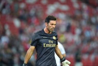 Kallang-Singapur-28Jul2018: Gianluigi Buffon # 30 PSG oyuncusu icc2018 'de Paris Saint-Almanya Ulusal Stadyumu, Singapur' daki cephaneliğe karşı savaşıyor.