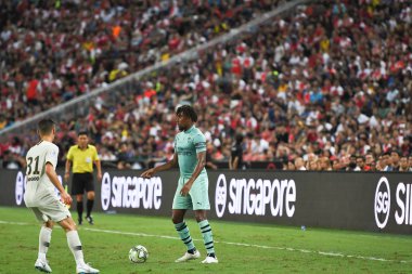 Kallang-Singapur-28Jul2018: Adrien kuduz # 25 PSG oyuncusu Buz 2018 'de Paris Saint-Alman Ulusal Stadyumu, Singapur' daki cephaneliğe karşı savaşıyor