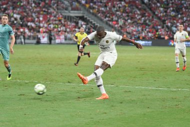 Kallang-Singapur-28 Haziran 2018: Jean-christophe bahebeck # 35 PSG oyuncusu icc2018 'de Paris Saint-Almanya' nın ulusal stadyumunda Cephanelik ile mücadele ederken, Singapur