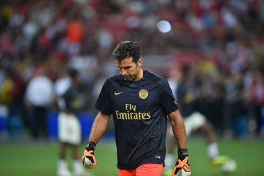 Kallang-Singapur-28Jul2018: Gianluigi Buffon # 30 PSG oyuncusu icc2018 'de Paris Saint-Almanya Ulusal Stadyumu, Singapur' daki cephaneliğe karşı savaşıyor.