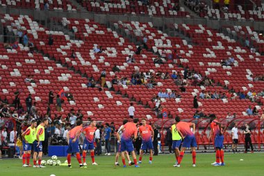Kallang-Singapur-30Jul2018: Atletico Madrid 'in oyuncusu, Atletico Madrid ile Atletico Madrid arasında Singapur' daki ulusal stadyumdaki Paris Saint-Alman maçında ısınma turu yapıyor.