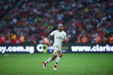 Kallang-Singapur-28Jul2018: Kevin Rimane # 32 PSG Oyuncusu icc2018 'de Paris Saint-Almanya Ulusal Stadyumu, Singapur' daki cephaneliğe karşı savaşıyor