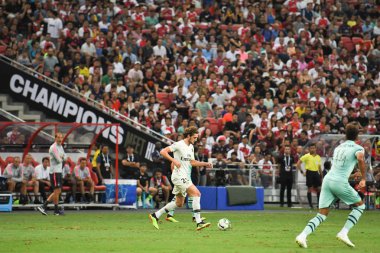 Kallang-Singapur-28Jul2018: Adrien kuduz # 25 PSG oyuncusu Buz 2018 'de Paris Saint-Alman Ulusal Stadyumu, Singapur' daki cephaneliğe karşı savaşıyor