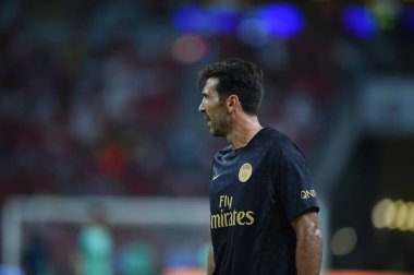 Kallang-Singapur-28Jul2018: Gianluigi Buffon # 30 PSG oyuncusu icc2018 'de Paris Saint-Almanya Ulusal Stadyumu, Singapur' daki cephaneliğe karşı savaşıyor.