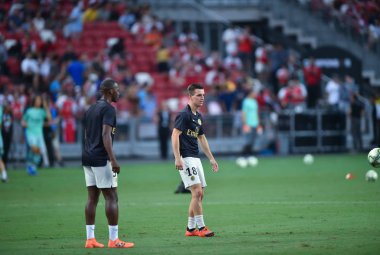 Kallang-Singapur-28Jul2018: Giovani LO Celso # 18 PSG oyuncusu icc2018 'de Paris Saint-Alman Ulusal Stadyumu, Singapur' daki cephaneliğe karşı savaşıyor.