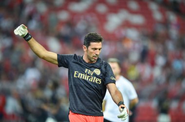 Kallang-Singapur-28Jul2018: Gianluigi Buffon # 30 PSG oyuncusu icc2018 'de Paris Saint-Almanya Ulusal Stadyumu, Singapur' daki cephaneliğe karşı savaşıyor.
