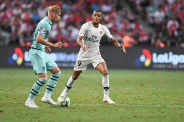 Kallang-Singapur-28 Haziran 2018: Antoine Bernede # 29 PSG oyuncusu icc2018 'de Paris Saint-Almanya' daki Singapur, Singapur Stadyumu 'ndaki cephaneliğe karşı savaşıyor.