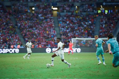 Kallang-Singapur-28Jul2018: Arthur Zagre # 41 PSG oyuncusu Buz 2018 'de Paris Saint-Alman Ulusal Stadyumu, Singgapur' daki cephaneliğe karşı savaşıyor