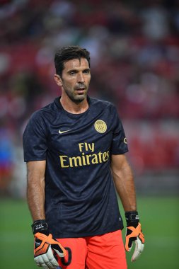 Kallang-Singapur-28Jul2018: Gianluigi Buffon # 30 PSG oyuncusu icc2018 'de Paris Saint-Almanya Ulusal Stadyumu, Singapur' daki cephaneliğe karşı savaşıyor.