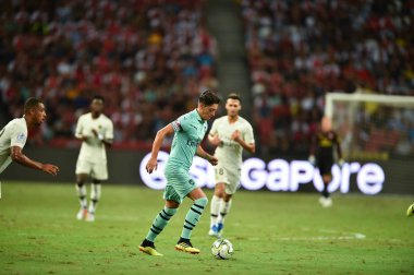 Kallang-Singapur - 28 Temmuz 2018: Mesut Ozil #10 oyuncu Arsenal icc2018 paris saint-Alman Ulusal Stadyumu'nda, Singapur karşı arsenal arasında sırasında eylem