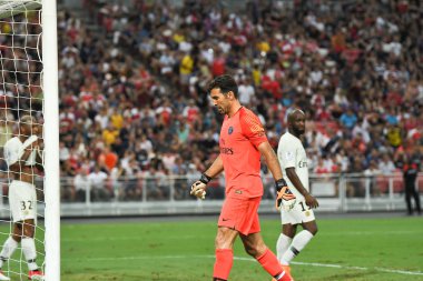 Kallang-Singapur-28Jul2018: Gianluigi Buffon # 30 PSG oyuncusu icc2018 'de Paris Saint-Almanya Ulusal Stadyumu, Singapur' daki cephaneliğe karşı savaşıyor.