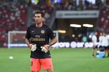 Kallang-Singapur-28Jul2018: Gianluigi Buffon # 30 PSG oyuncusu icc2018 'de Paris Saint-Almanya Ulusal Stadyumu, Singapur' daki cephaneliğe karşı savaşıyor.