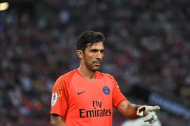 Kallang-Singapur-28Jul2018: Gianluigi Buffon # 30 PSG oyuncusu icc2018 'de Paris Saint-Almanya Ulusal Stadyumu, Singapur' daki cephaneliğe karşı savaşıyor.