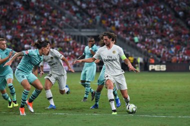 Kallang-Singapur-28Jul2018: Adrien kuduz # 25 PSG oyuncusu Buz 2018 'de Paris Saint-Alman Ulusal Stadyumu, Singapur' daki cephaneliğe karşı savaşıyor