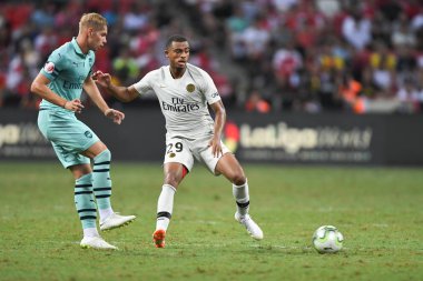 Kallang-Singapur-28 Haziran 2018: Antoine Bernede # 29 PSG oyuncusu icc2018 'de Paris Saint-Almanya' daki Singapur, Singapur Stadyumu 'ndaki cephaneliğe karşı savaşıyor.