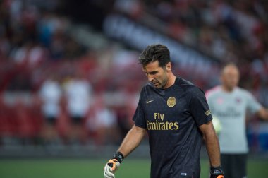 Kallang-Singapur-28Jul2018: Gianluigi Buffon # 30 PSG oyuncusu icc2018 'de Paris Saint-Almanya Ulusal Stadyumu, Singapur' daki cephaneliğe karşı savaşıyor.