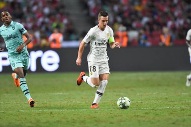 Kallang-Singapur-28Jul2018: Giovani LO Celso # 18 PSG oyuncusu icc2018 'de Paris Saint-Alman Ulusal Stadyumu, Singapur' daki cephaneliğe karşı savaşıyor.