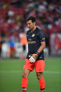 Kallang-Singapur-28Jul2018: Gianluigi Buffon # 30 PSG oyuncusu icc2018 'de Paris Saint-Almanya Ulusal Stadyumu, Singapur' daki cephaneliğe karşı savaşıyor.