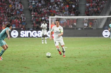 Kallang-Singapur-28Jul2018: Giovani LO Celso # 18 PSG oyuncusu icc2018 'de Paris Saint-Alman Ulusal Stadyumu, Singapur' daki cephaneliğe karşı savaşıyor.