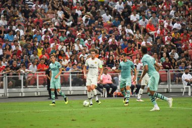 Kallang-Singapur-28Jul2018: Adrien kuduz # 25 PSG oyuncusu Buz 2018 'de Paris Saint-Alman Ulusal Stadyumu, Singapur' daki cephaneliğe karşı savaşıyor