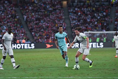 Kallang-Singapur-28Jul2018: Adrien kuduz # 25 PSG oyuncusu Buz 2018 'de Paris Saint-Alman Ulusal Stadyumu, Singapur' daki cephaneliğe karşı savaşıyor
