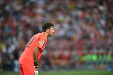 Kallang-Singapur-28Jul2018: Gianluigi Buffon # 30 PSG oyuncusu icc2018 'de Paris Saint-Almanya Ulusal Stadyumu, Singapur' daki cephaneliğe karşı savaşıyor.