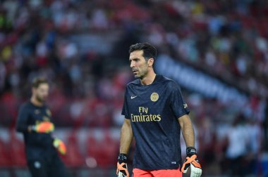 Kallang-Singapur-28Jul2018: Gianluigi Buffon # 30 PSG oyuncusu icc2018 'de Paris Saint-Almanya Ulusal Stadyumu, Singapur' daki cephaneliğe karşı savaşıyor.
