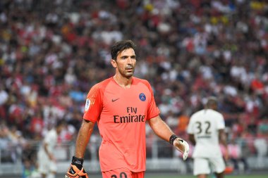 Kallang-Singapur-28Jul2018: Gianluigi Buffon # 30 PSG oyuncusu icc2018 'de Paris Saint-Almanya Ulusal Stadyumu, Singapur' daki cephaneliğe karşı savaşıyor.