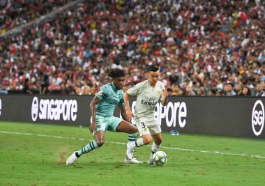 Kallang-Singapur-28Jul2018: Adrien kuduz # 25 PSG oyuncusu Buz 2018 'de Paris Saint-Alman Ulusal Stadyumu, Singapur' daki cephaneliğe karşı savaşıyor
