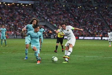Kallang-Singapur-28Jul2018: Adrien kuduz # 25 PSG oyuncusu Buz 2018 'de Paris Saint-Alman Ulusal Stadyumu, Singapur' daki cephaneliğe karşı savaşıyor