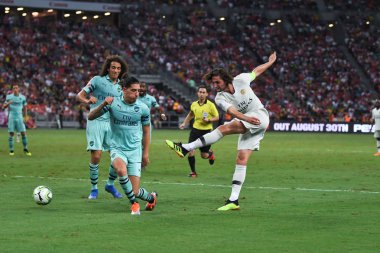 Kallang-Singapur-28Jul2018: Adrien kuduz # 25 PSG oyuncusu Buz 2018 'de Paris Saint-Alman Ulusal Stadyumu, Singapur' daki cephaneliğe karşı savaşıyor