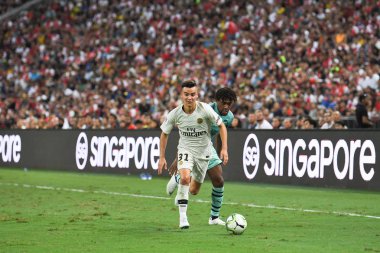 Kallang-Singapur-28Jul2018: Adrien kuduz # 25 PSG oyuncusu Buz 2018 'de Paris Saint-Alman Ulusal Stadyumu, Singapur' daki cephaneliğe karşı savaşıyor