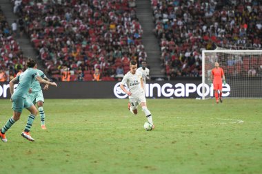 Kallang-Singapur-28Jul2018: Giovani LO Celso # 18 PSG oyuncusu icc2018 'de Paris Saint-Alman Ulusal Stadyumu, Singapur' daki cephaneliğe karşı savaşıyor.