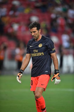 Kallang-Singapur-28Jul2018: Gianluigi Buffon # 30 PSG oyuncusu icc2018 'de Paris Saint-Almanya Ulusal Stadyumu, Singapur' daki cephaneliğe karşı savaşıyor.
