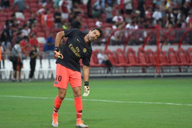 Kallang-Singapur-28Jul2018: Gianluigi Buffon # 30 PSG oyuncusu icc2018 'de Paris Saint-Almanya Ulusal Stadyumu, Singapur' daki cephaneliğe karşı savaşıyor.