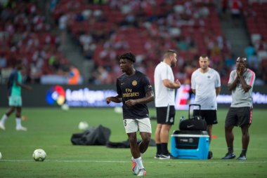Kallang-Singapur-28Jul2018: Loic MBE SOH # 28 PSG Oynatıcısı Buz 2018 sırasında Paris Saint-Alman Ulusal Stadyumu, Singapur 'daki cephaneliğe karşı savaşıyor