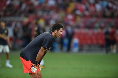 Kallang-Singapur-28Jul2018: Gianluigi Buffon # 30 PSG oyuncusu icc2018 'de Paris Saint-Almanya Ulusal Stadyumu, Singapur' daki cephaneliğe karşı savaşıyor.