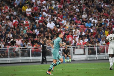 Kallang-Singapur-28Jul2018: Adrien kuduz # 25 PSG oyuncusu Buz 2018 'de Paris Saint-Alman Ulusal Stadyumu, Singapur' daki cephaneliğe karşı savaşıyor