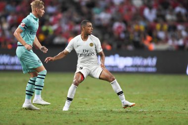 Kallang-Singapur-28 Haziran 2018: Antoine Bernede # 29 PSG oyuncusu icc2018 'de Paris Saint-Almanya' daki Singapur, Singapur Stadyumu 'ndaki cephaneliğe karşı savaşıyor.