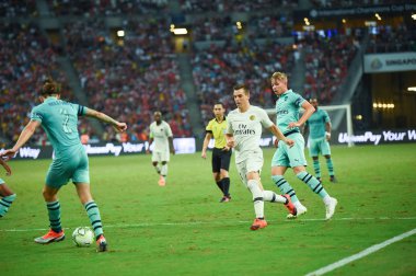 Kallang-Singapur-28Jul2018: Giovani LO Celso # 18 PSG oyuncusu icc2018 'de Paris Saint-Alman Ulusal Stadyumu, Singapur' daki cephaneliğe karşı savaşıyor.