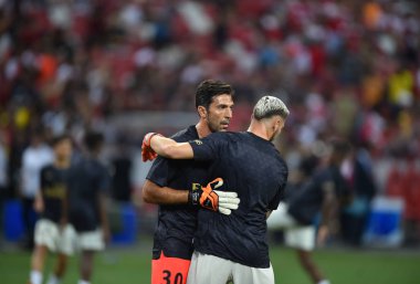 Kallang-Singapur-28Jul2018: Gianluigi Buffon # 30 PSG oyuncusu icc2018 'de Paris Saint-Almanya Ulusal Stadyumu, Singapur' daki cephaneliğe karşı savaşıyor.