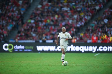 Kallang-Singapur-28Jul2018: Kevin Rimane # 32 PSG Oyuncusu icc2018 'de Paris Saint-Almanya Ulusal Stadyumu, Singapur' daki cephaneliğe karşı savaşıyor